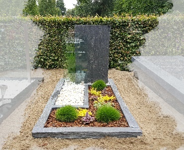 Grafsteen Alphen aan den Rijn Leisteen monument met glas en beplanting
