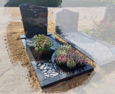 grafsteen impala graniet met beplanting