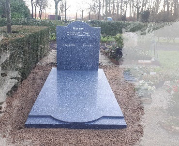 grafsteen labrador graniet gezoet te Eck en Wiel