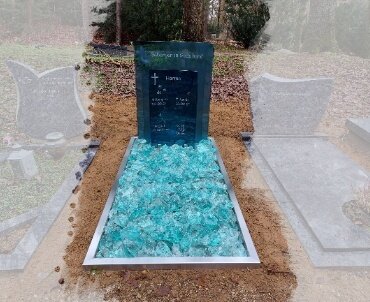 grafsteen met blauw glas
