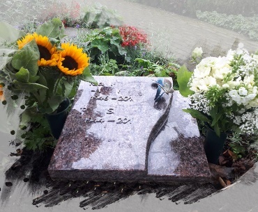 grafsteen voor urnengraf van Graniet met bronzen vlinders
