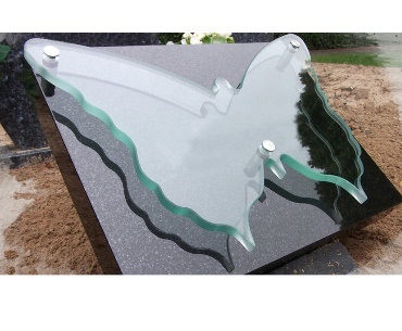 Grafsteen algemeen met glazen vlinder op een lessenaar