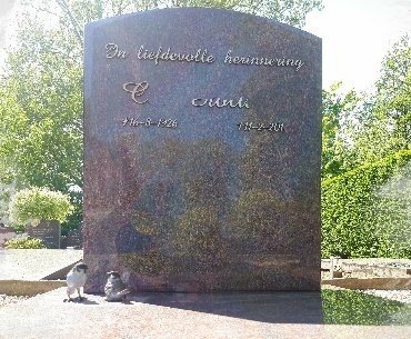 grafsteen graniet met bronzen tekst en vogeltjes