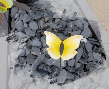 grafsteen met glazen vlinders op rvs