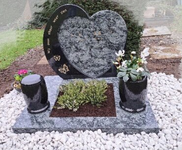 grafsteen met urn en vaas