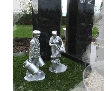 Gedenkteken met Aluminium beeldjes op kunstgras